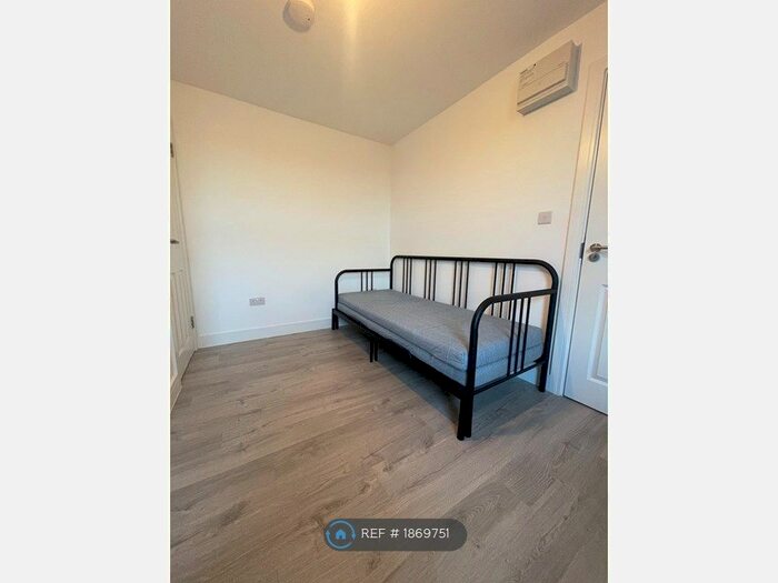 Studio To Rent In Waldeck Road, London, N15