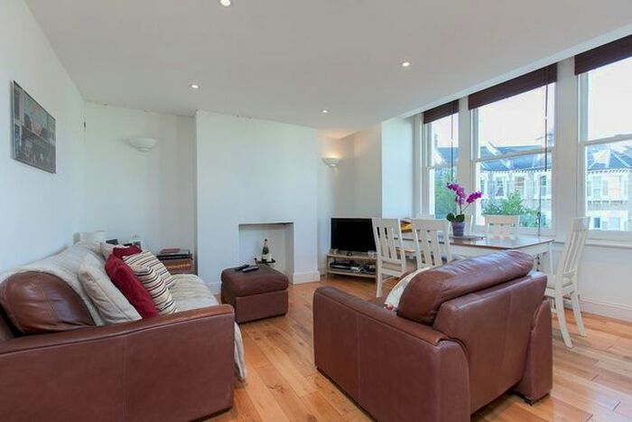 2 Bedroom Flat To Rent In Helix Road, London, SW2