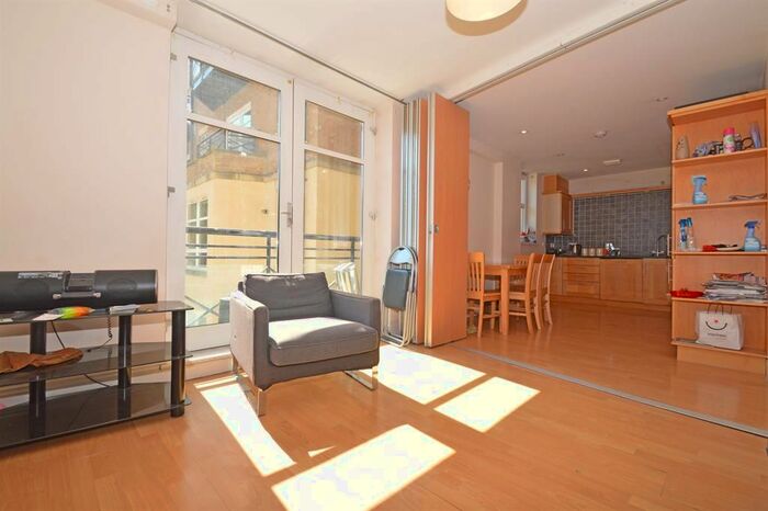 3 Bedroom Flat To Rent In Swan Street, London, SE1