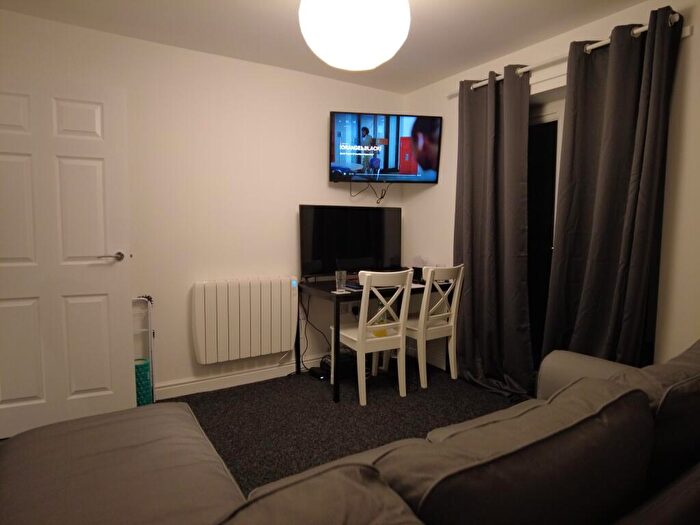 1 Bedroom Flat To Rent In Bedroom Student Flat - Available Now, LN5