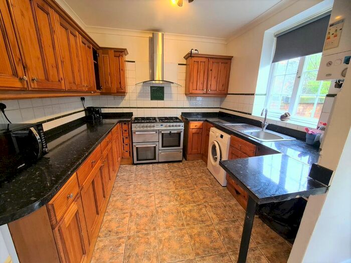 4 Bedroom Semi-Detached House To Rent In Lakeview Road, Norwood, London, SE27
