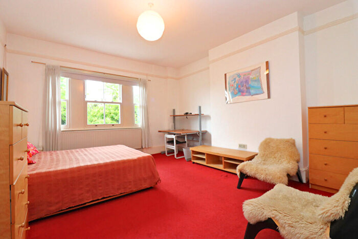 Apartment To Rent In Uxbridge Road, Kingston Upon Thames, KT1