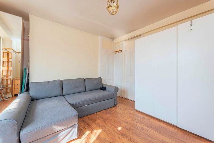 Studio To Rent In Becklow Gardens, Shepherd's Bush, London, W12