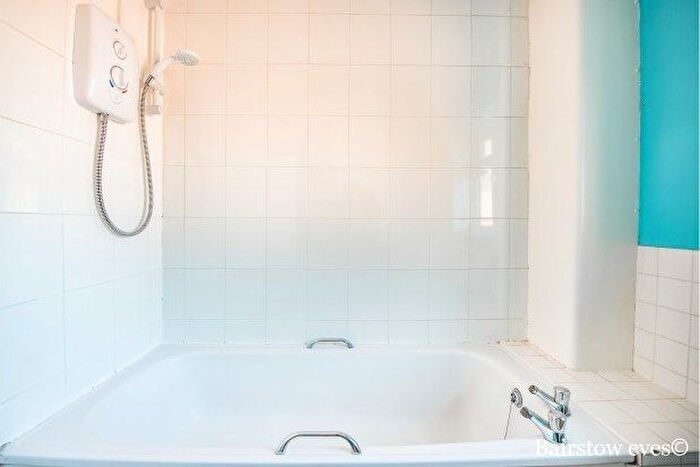 1 Bedroom Flat To Rent In Sunny Way, London, N12