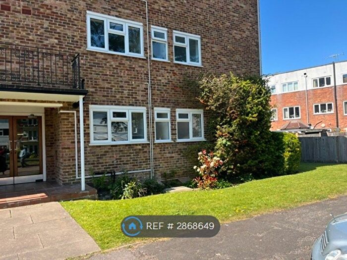 2 Bedroom Flat To Rent In Lindfield Gardens, Guildford, GU1