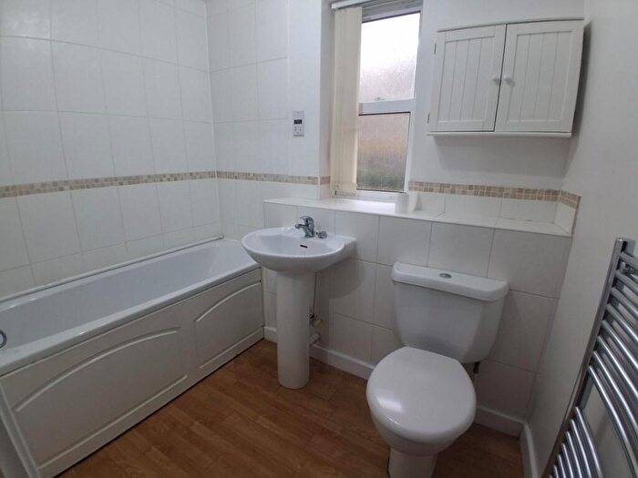 2 Bedroom Flat To Rent In Monarch Way, Newbury Park, IG2