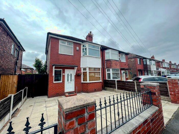 3 Bedroom Semi-Detached House To Rent In Beech Avenue, Whitefield, M45