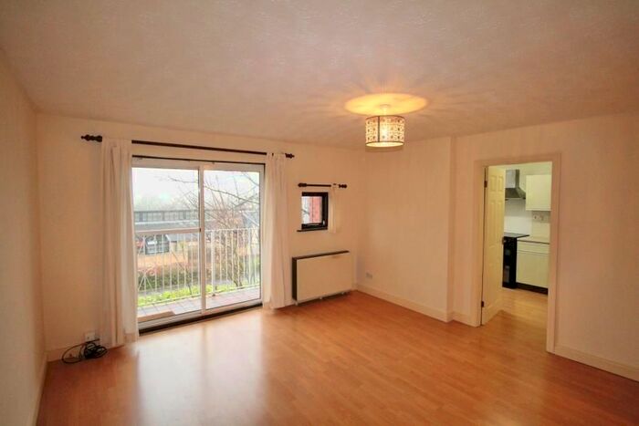 2 Bedroom Flat To Rent In West Park Court, Arncliffe Road, West Park LS16