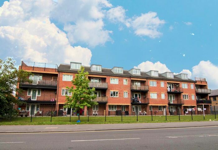 1 Bedroom Flat To Rent In Duett Court, Heston, TW5