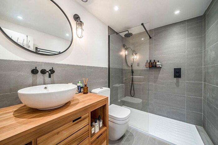 2 Bedroom Flat For Sale In Dornton Road, London, SW12