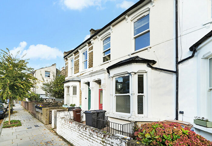 3 Bedroom Apartment To Rent In Leswin Road, London, N16