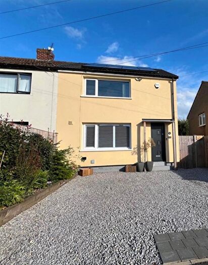 2 Bedroom Semi Detached House For Sale In The Drive, Kippax, Leeds, LS25
