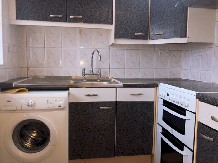 2 Bedroom Flat To Rent In Marvell Avenue, Hayes, UB4
