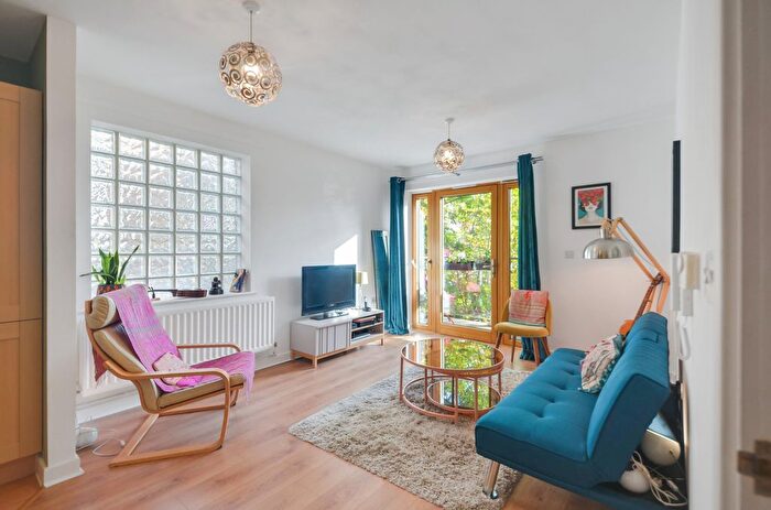 1 Bedroom Flat For Sale In Plough Close, London, NW10