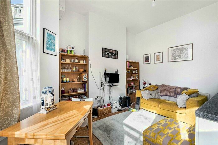 1 Bedroom Apartment For Sale In Woodside Green, London, SE25