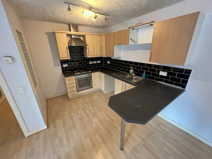 2 Bedroom Flat To Rent In Victoria Court, Victoria Lane, Whitefield, M45