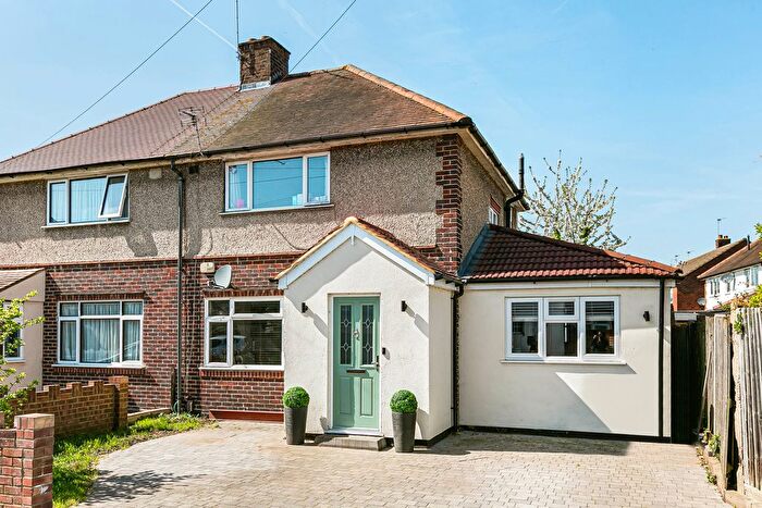 3 Bedroom Semi Detached House For Sale In Kinross Close, Sunbury-On-Thames, Surrey, TW16