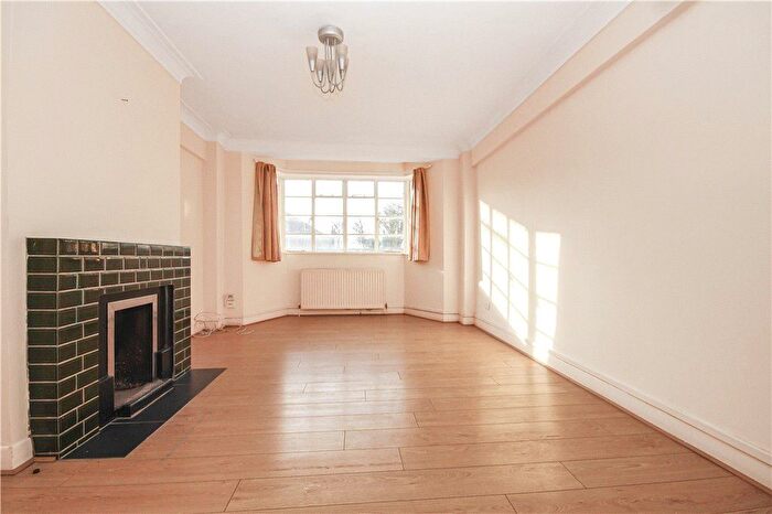 3 Bedroom Flat To Rent In Streatham High Road, London, SW16
