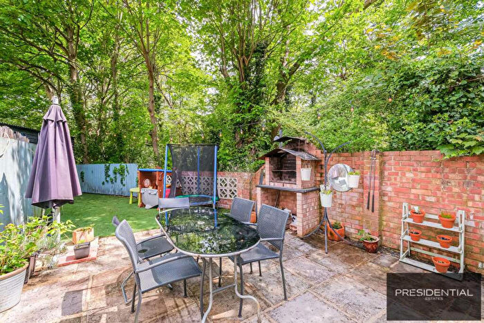 3 Bedroom End Of Terrace House For Sale In Hale End Road, Highams Park, E4