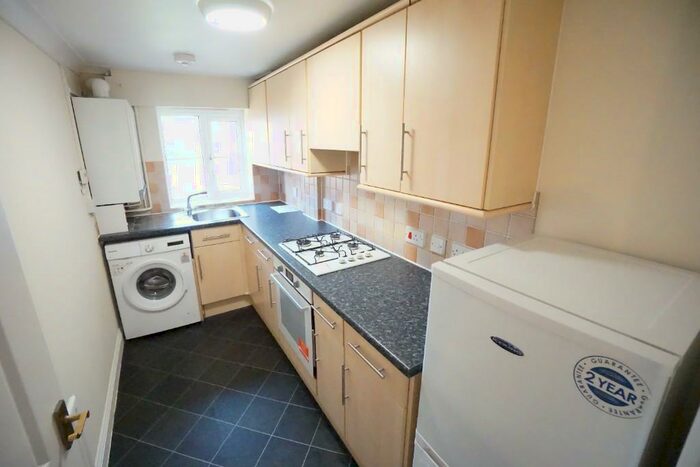 2 Bedroom Flat To Rent In Pound Road, SO31