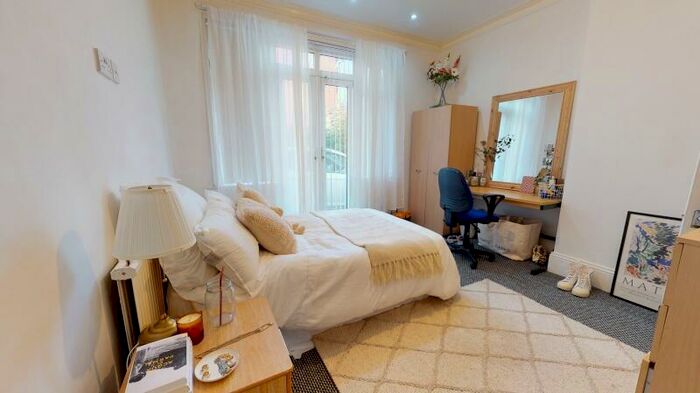 8 Bedroom Semi-Detached House To Rent In St Michaels Villas, Headingley, Leeds, LS6