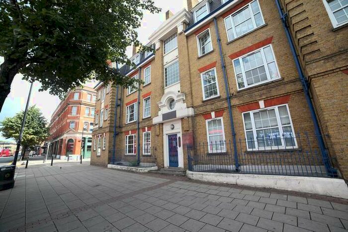 3 Bedroom Flat To Rent In Cambridge Court, Cambridge Heath Road, Bethnal Green, E2