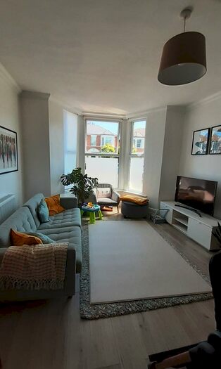 2 Bedroom Flat To Rent In Wellmeadow Road, Hither Green, London, Kent, SE13
