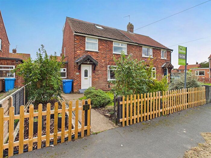 4 Bedroom Semi-Detached House For Sale In Wold View, Brough, HU15