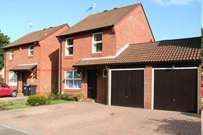 3 Bedroom Link Detached House To Rent In Woking, GU21