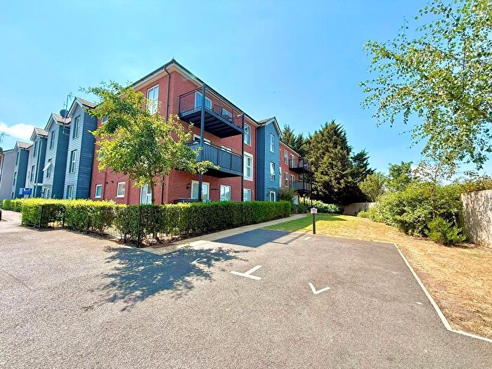 2 Bedroom Flat For Sale In Tilling Green, Dunstable, LU5