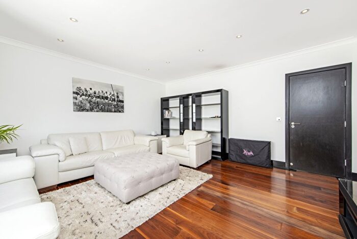 3 Bedroom Flat To Rent In Gloucester Terrace, Bayswater, London, W2