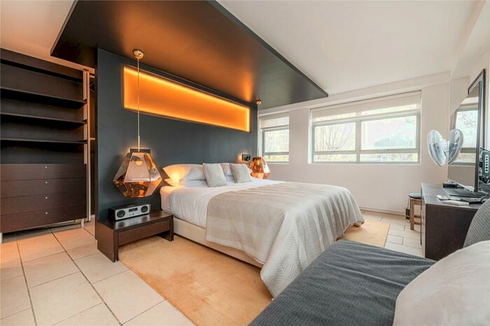 3 Bedroom Duplex For Sale In York Way, London, N7