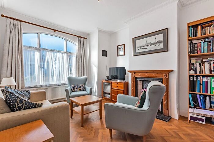 2 Bedroom Flat For Sale In Kingston Road, Raynes Park, London, SW20