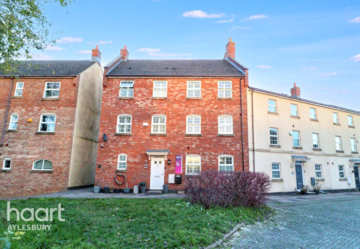 4 Bedroom Town House For Sale In Hampden Square, Aylesbury, HP19