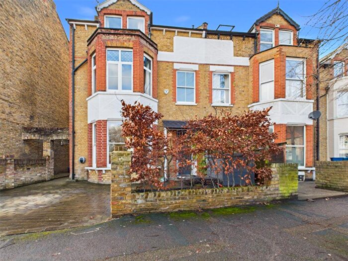 2 Bedroom Apartment To Rent In Glamorgan Road, Hampton Wick, KT1