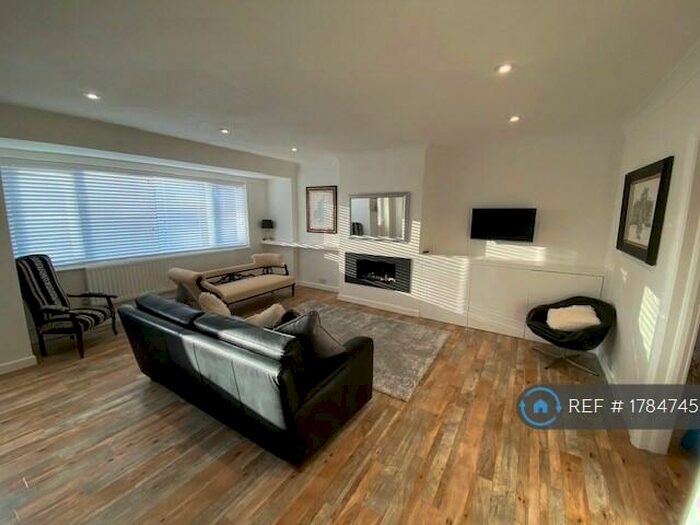 2 Bedroom Maisonette To Rent In Vicarage Road, Kingston Upon Thames, KT1