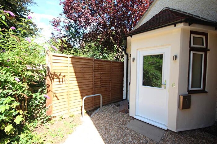 Studio To Rent In Cross Lanes, Guildford, GU1