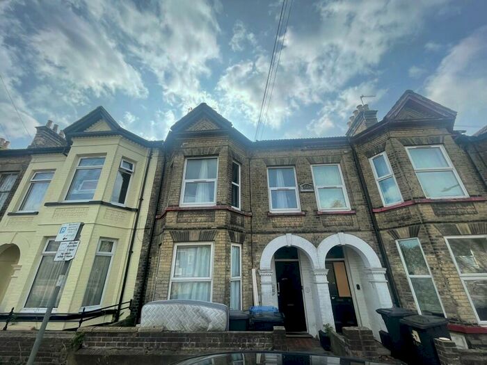 1 Bedroom Flat To Rent In Milton Road East, Lowestoft, Suffolk, NR32