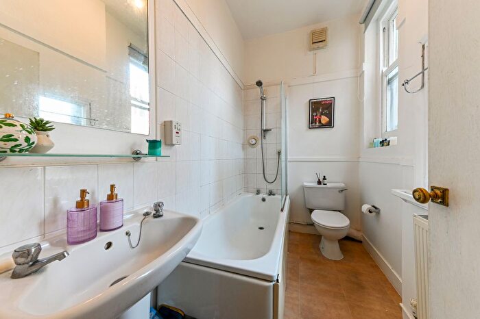 1 Bedroom Flat To Rent In Lurline Gardens, London, SW11