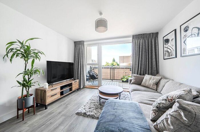 1 Bedroom Flat For Sale In Aspect Place, Hersham, Surrey, KT12