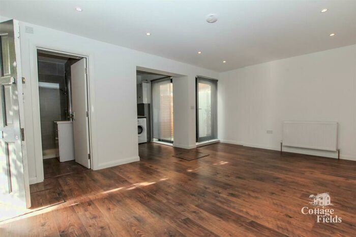 Flat To Rent In Effingham, London, N8