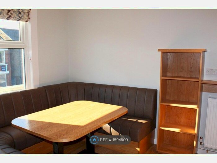 4 Bedroom Flat To Rent In Hawks Road, Kingston Upon Thames, KT1