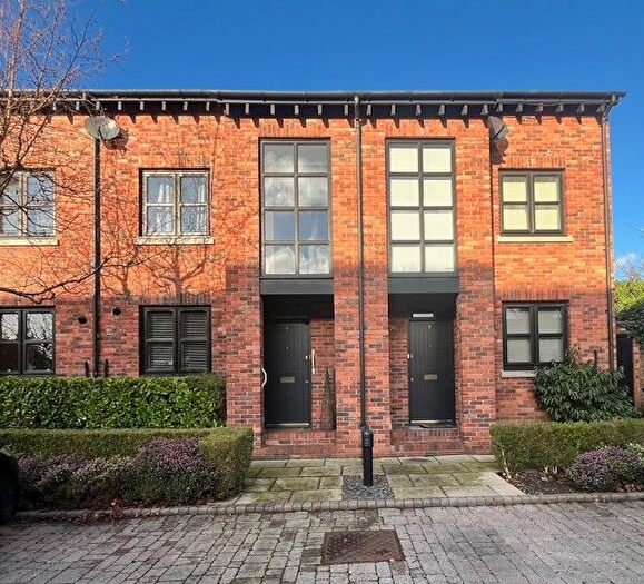 4 Bedroom Town House To Rent In Waterford Place, Cheadle, SK8
