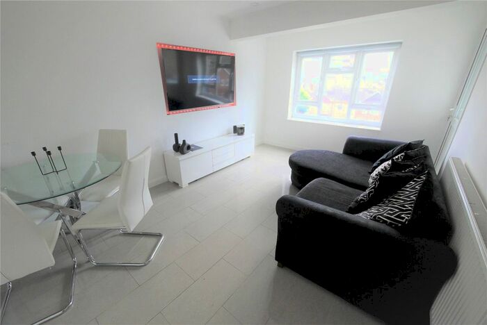 2 Bedroom Flat To Rent In Boleyn Gardens, Brentwood, Essex, CM13