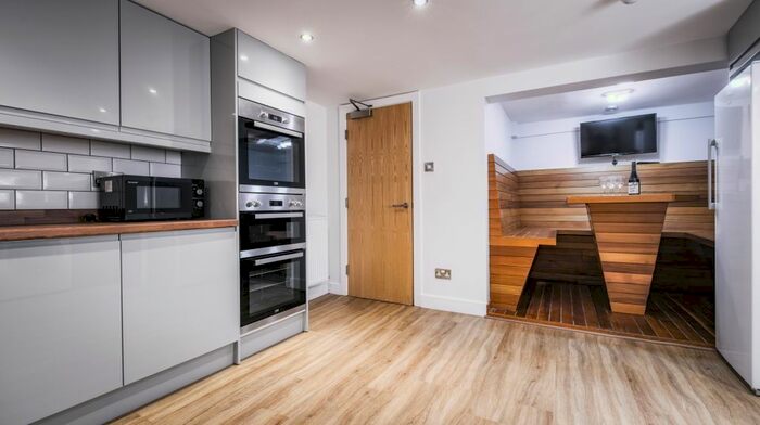 10 Bedroom Terraced House To Rent In Headingley Avenue, Headingley, Leeds, LS6