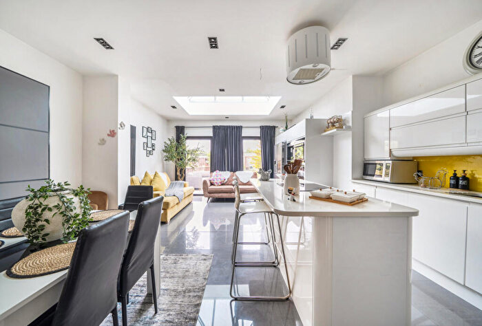 4 Bedroom End Of Terrace House For Sale In Havering Road, Romford, RM1