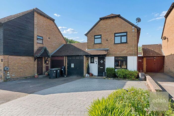3 Bedroom Link Detached House For Sale In Coombe Close, Snodland, ME6