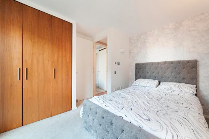 2 Bedroom Apartment To Rent In New Providence Wharf, Fairmont Avenue, London, E14
