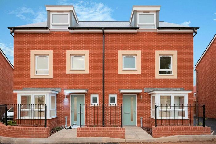 4 Bedroom Semi-Detached House To Rent In Sunflower Road, Lyde Green, Bristol, BS16