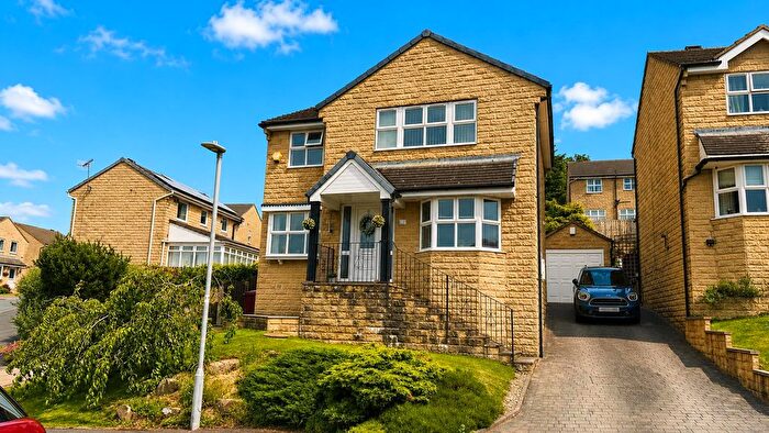 4 Bedroom Detached House For Sale In Leys Close, Thackley, Bradford, BD10
